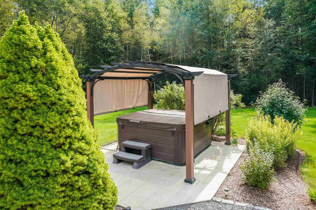 289 Meadow Fox Lane Chester NH 03036