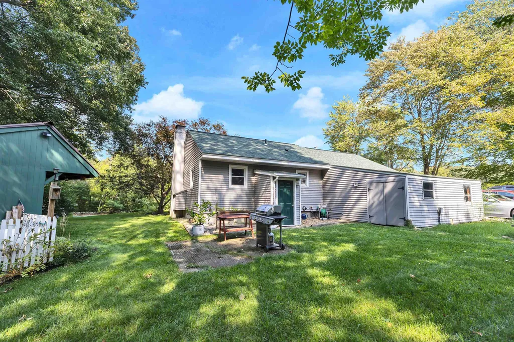 96 Green Road Raymond NH 03077