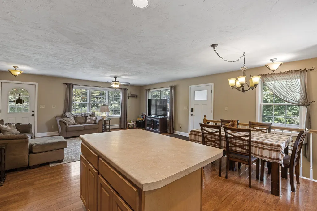 29 Franklin Way Alton NH 03809
