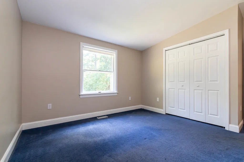 9 Gardner Circle Londonderry NH 03053
