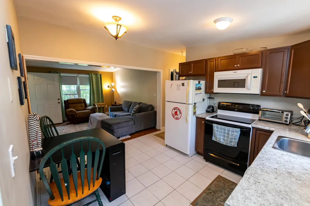 9 Gardner Circle Londonderry NH 03053