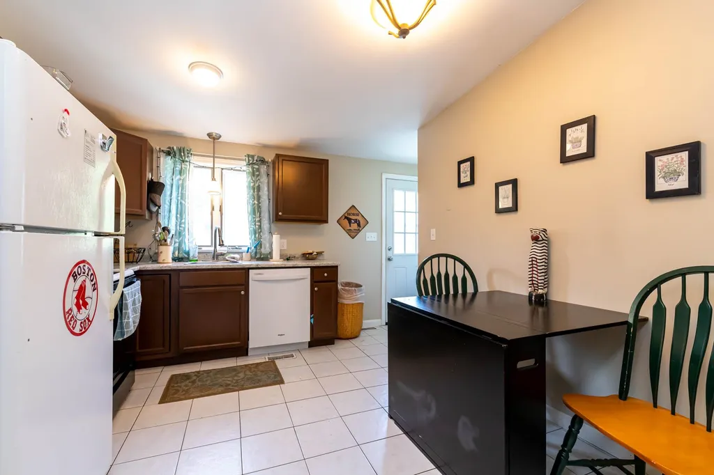 9 Gardner Circle Londonderry NH 03053