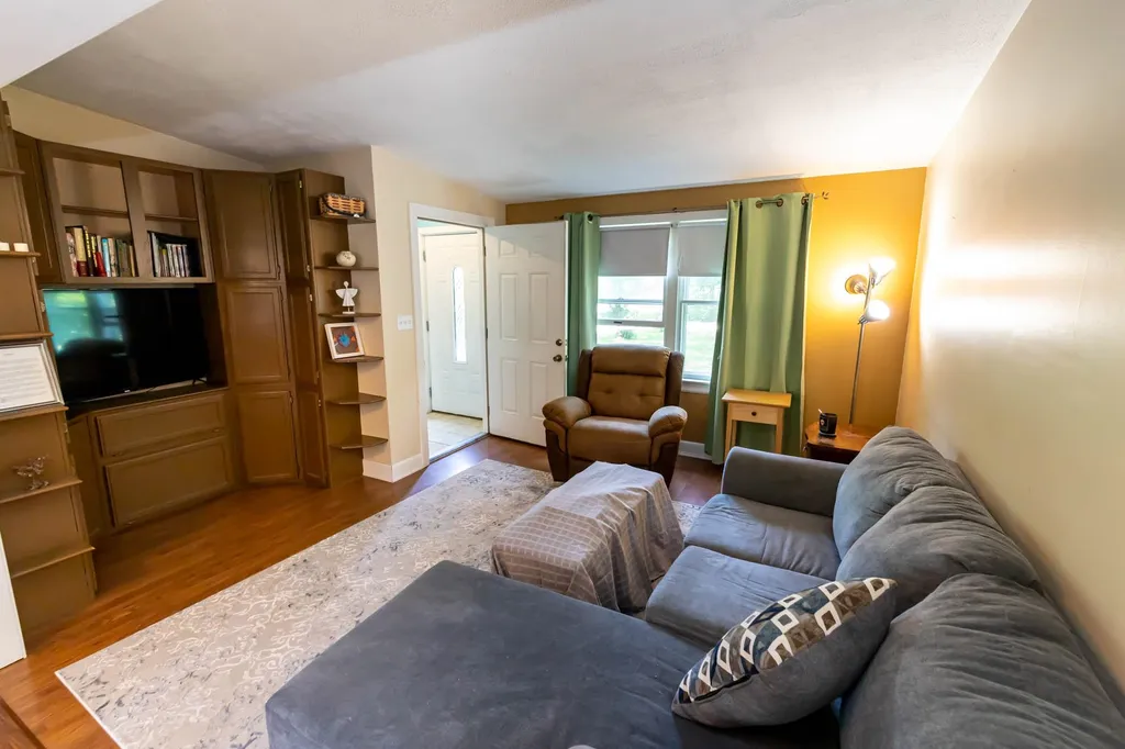 9 Gardner Circle Londonderry NH 03053
