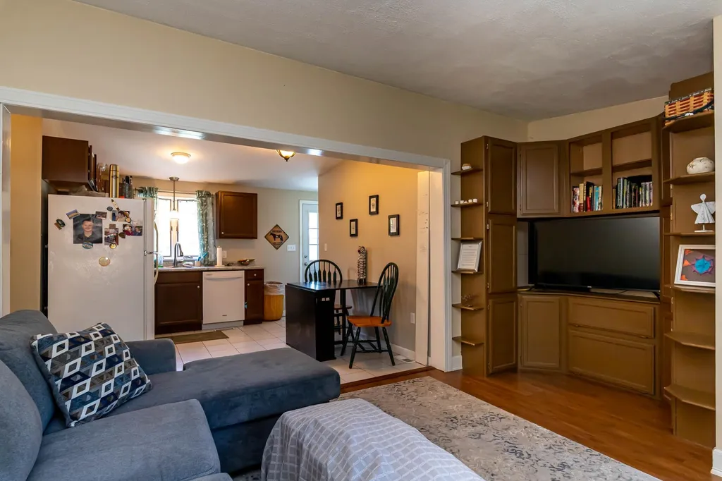 9 Gardner Circle Londonderry NH 03053