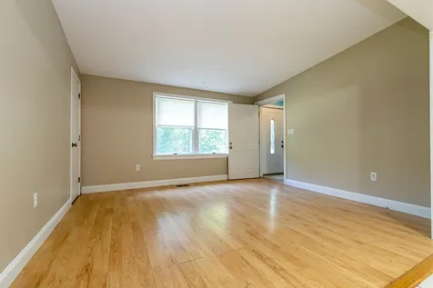 9 Gardner Circle Londonderry NH 03053