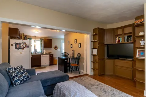9 Gardner Circle Londonderry NH 03053
