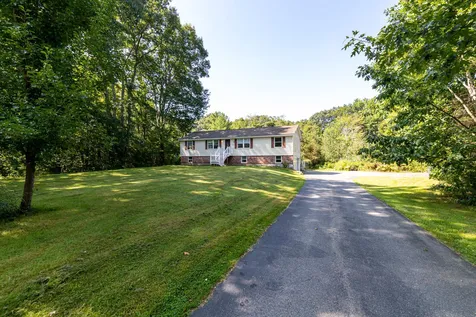 9 Gardner Circle Londonderry NH 03053