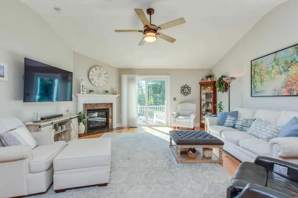 16 Redwood Road Pelham NH 03076