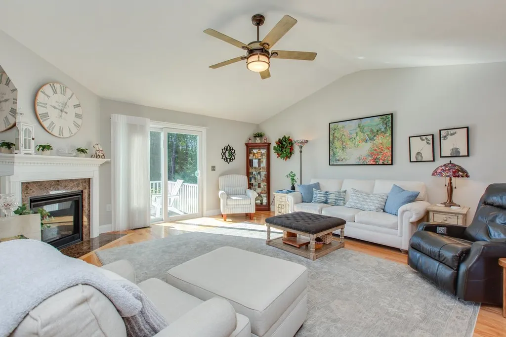 16 Redwood Road Pelham NH 03076