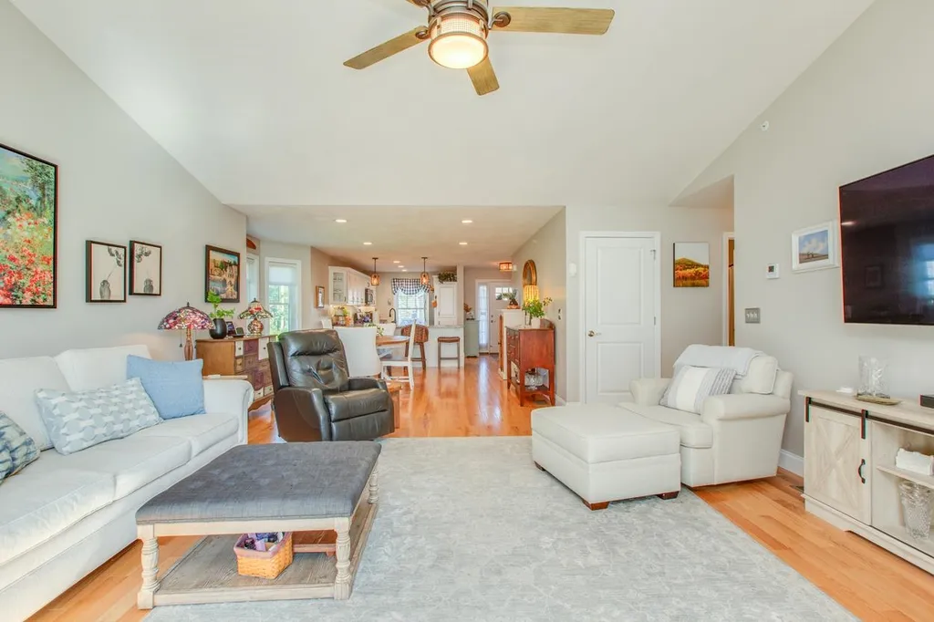 16 Redwood Road Pelham NH 03076