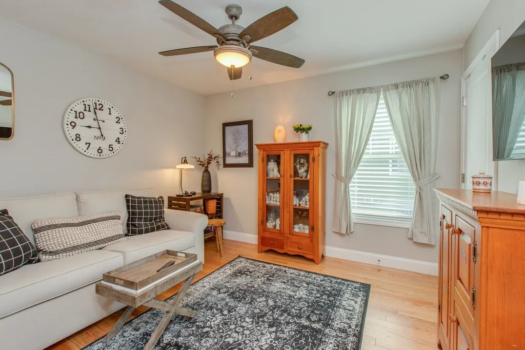 16 Redwood Road Pelham NH 03076