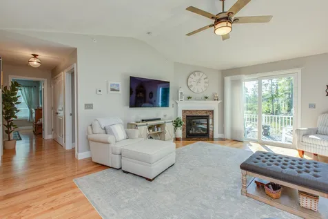 16 Redwood Road Pelham NH 03076