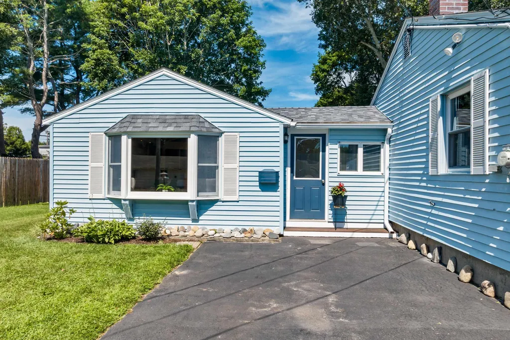 13 Holly Lane Hampton NH 03842