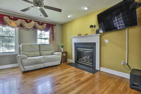 113 Cherrywood Drive Nashua NH 03062