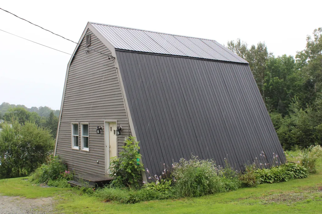 1178 Green Bay Loop Peacham VT 05862