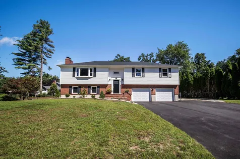 10 Meadowlark Drive Hudson NH 03051