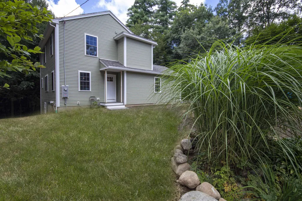 9 Bruce Avenue Fremont NH 03044