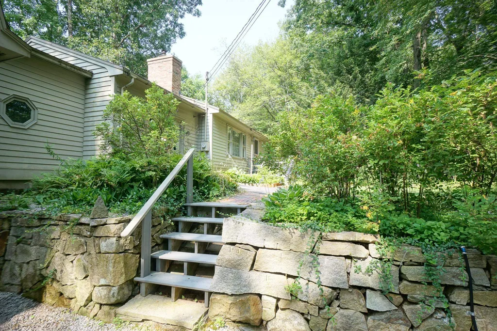 284 Bicentennial Drive Hooksett NH 03106