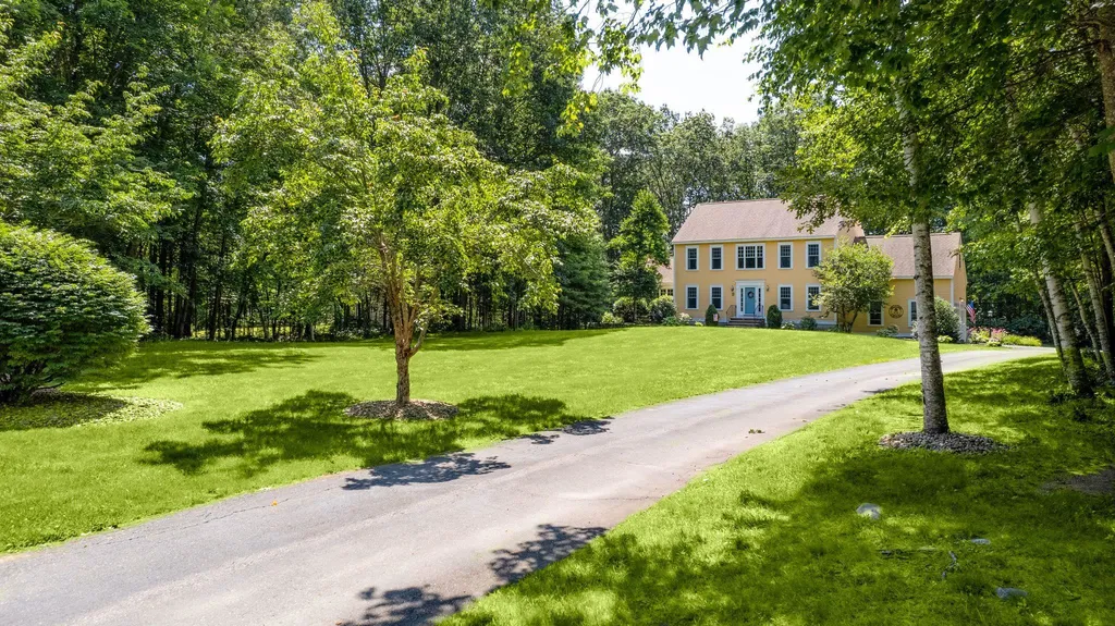 8 Briarwood Drive Salem NH 03079