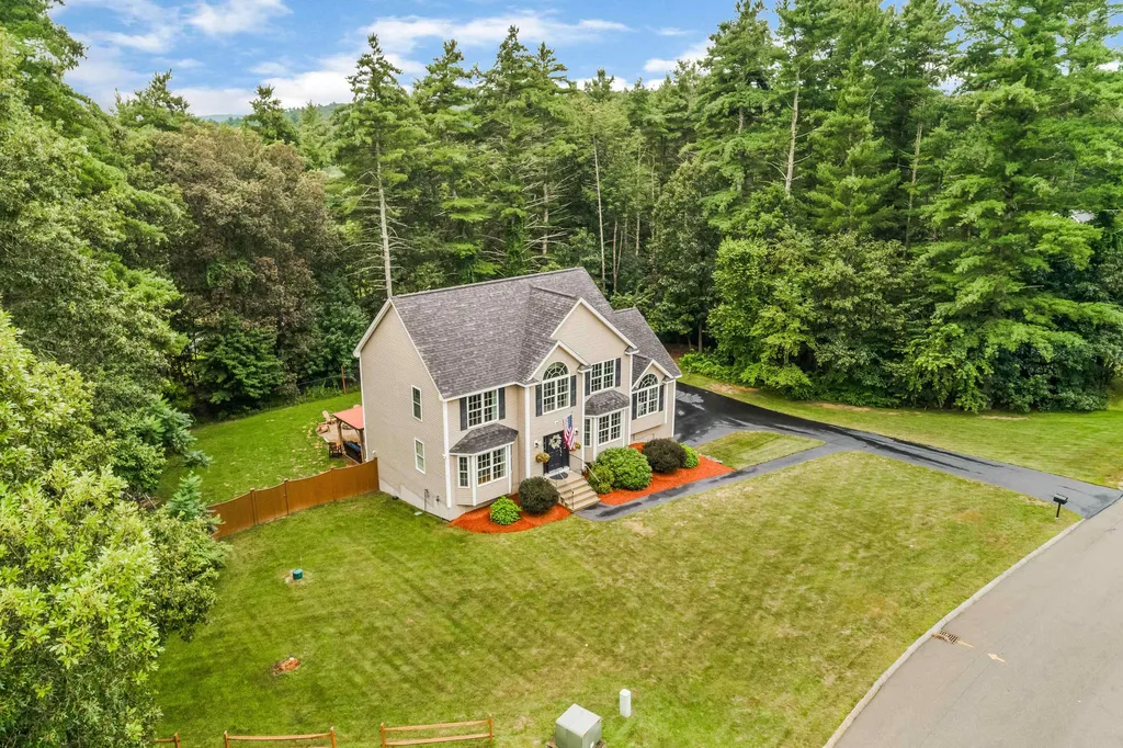 4 Hudson Hills Drive Hudson NH 03051