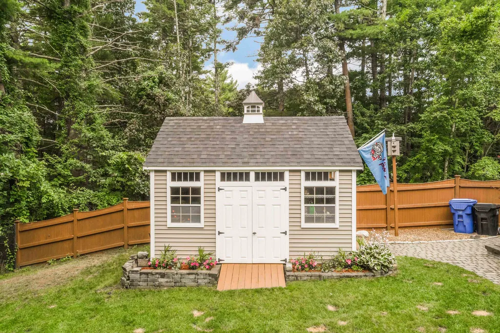4 Hudson Hills Drive Hudson NH 03051
