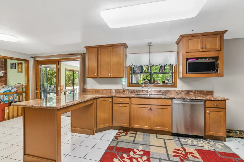 8 Meadowbrook Road Derry NH 03038