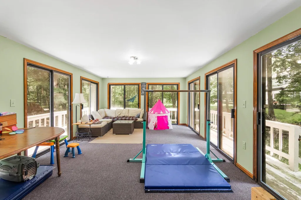 8 Meadowbrook Road Derry NH 03038