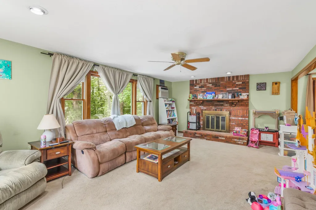 8 Meadowbrook Road Derry NH 03038
