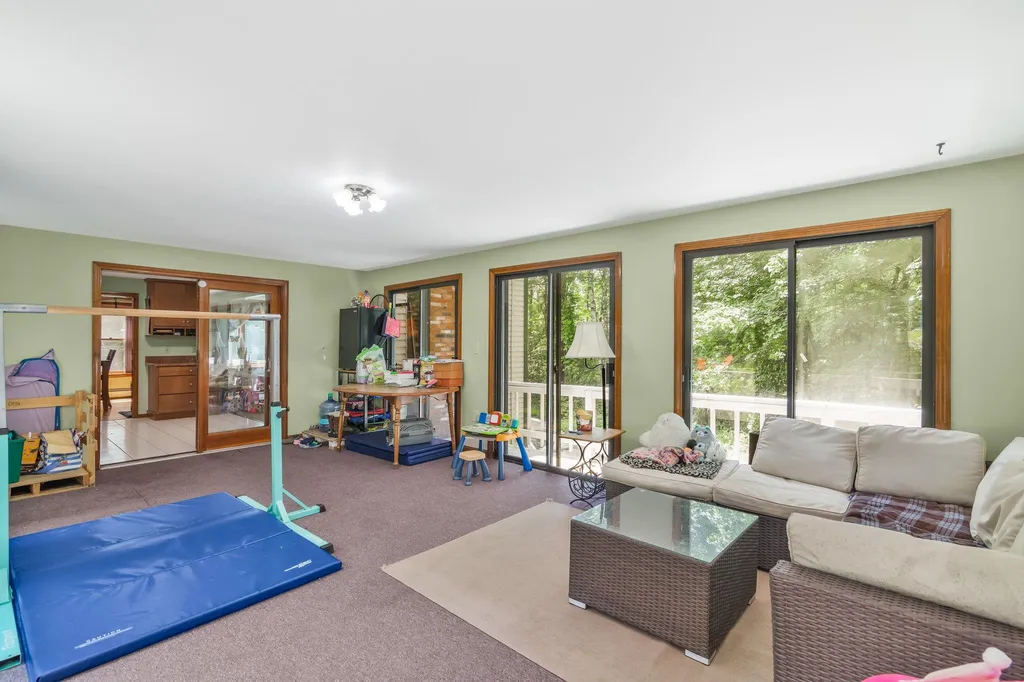 8 Meadowbrook Road Derry NH 03038