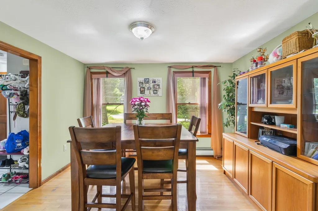 8 Meadowbrook Road Derry NH 03038