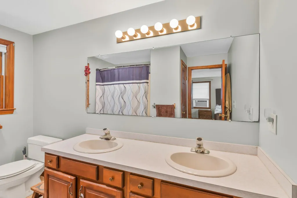 8 Meadowbrook Road Derry NH 03038