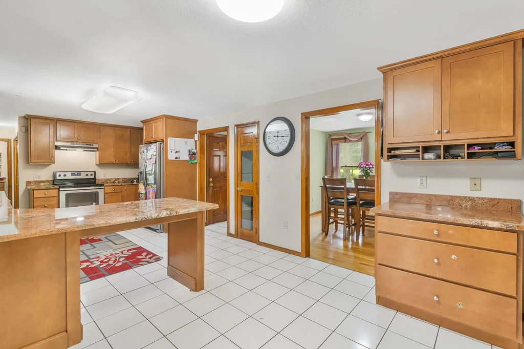 8 Meadowbrook Road Derry NH 03038
