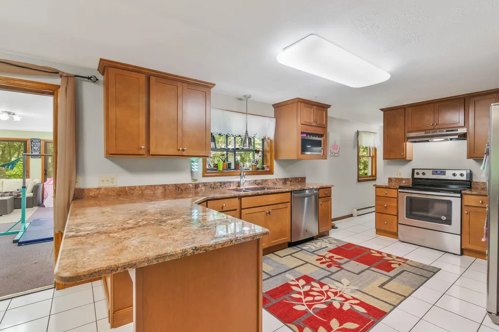 8 Meadowbrook Road Derry NH 03038