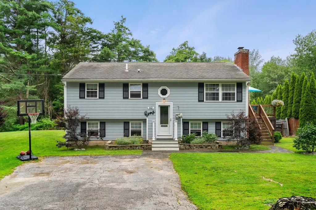 62 Old Auburn Road Derry NH 03038