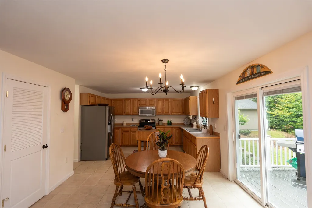 23 Castle Lane New London NH 03257