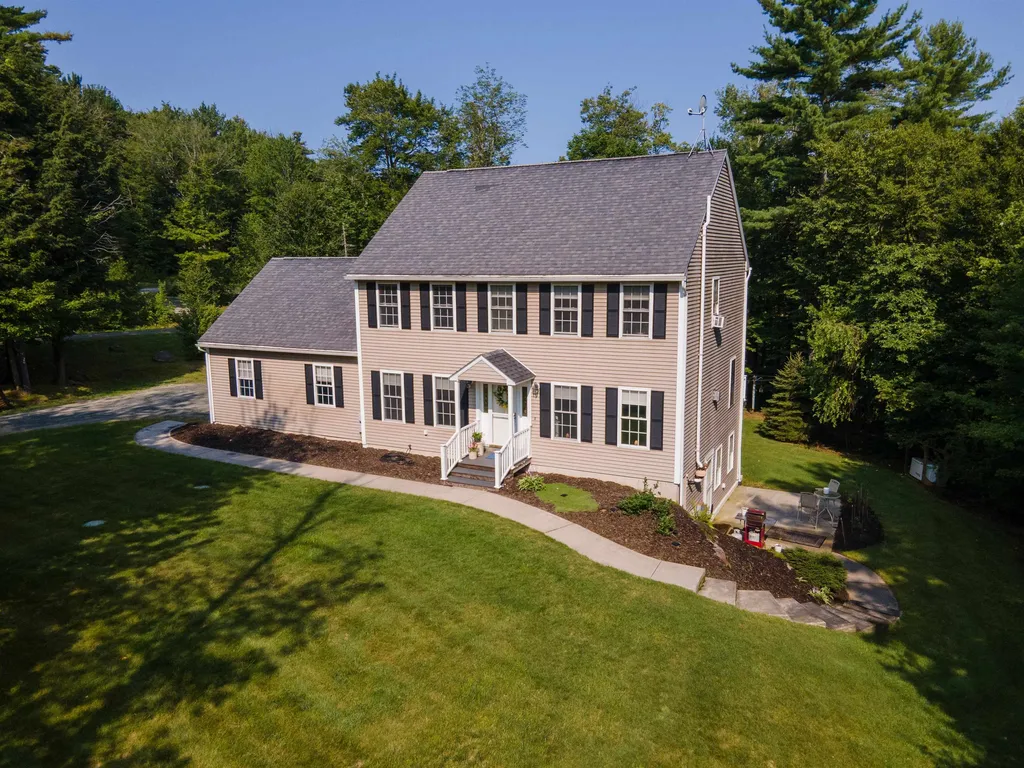23 Castle Lane New London NH 03257