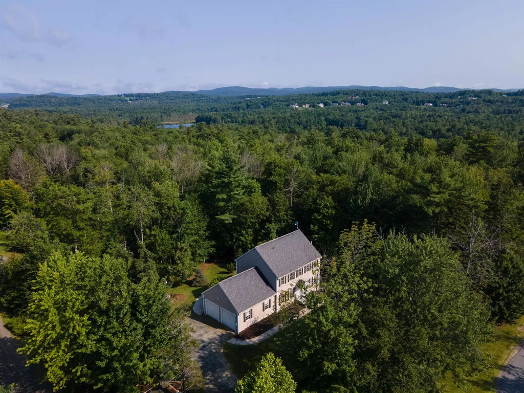 23 Castle Lane New London NH 03257