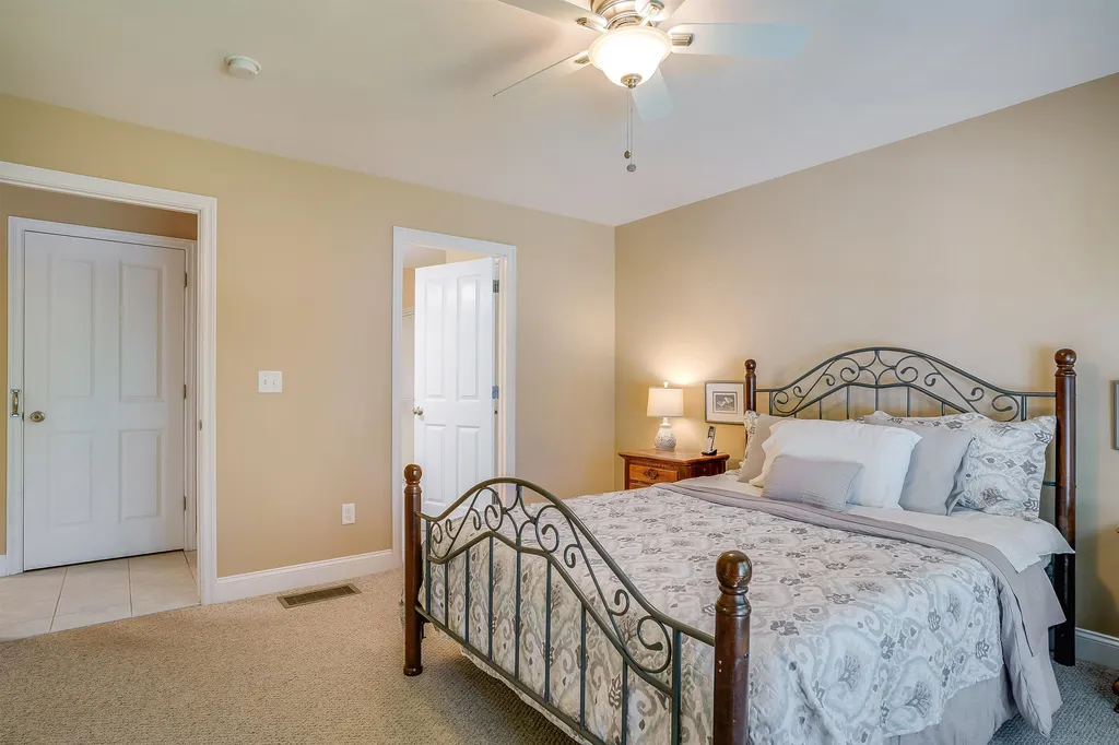 22 Settlers Way Pelham NH 03076