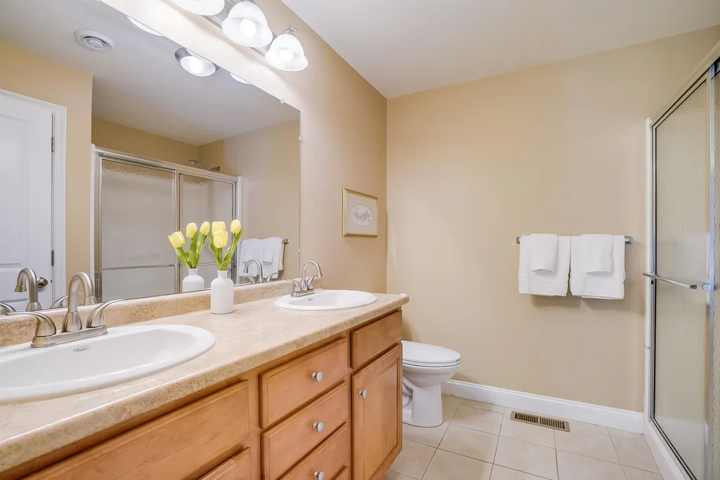 22 Settlers Way Pelham NH 03076