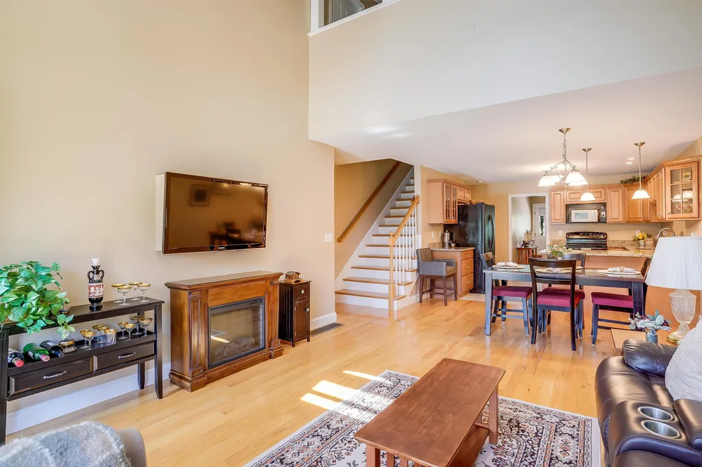 22 Settlers Way Pelham NH 03076