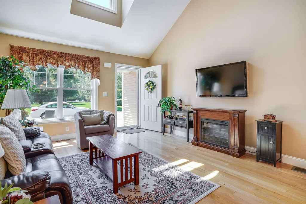 22 Settlers Way Pelham NH 03076