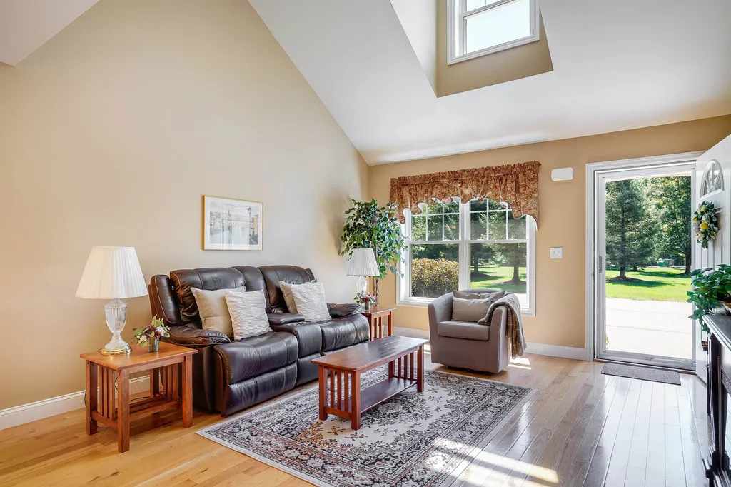 22 Settlers Way Pelham NH 03076