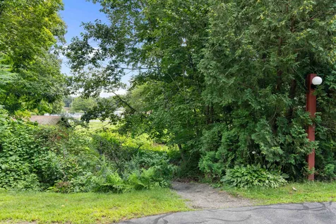 17 Robin Way Brattleboro VT 05301
