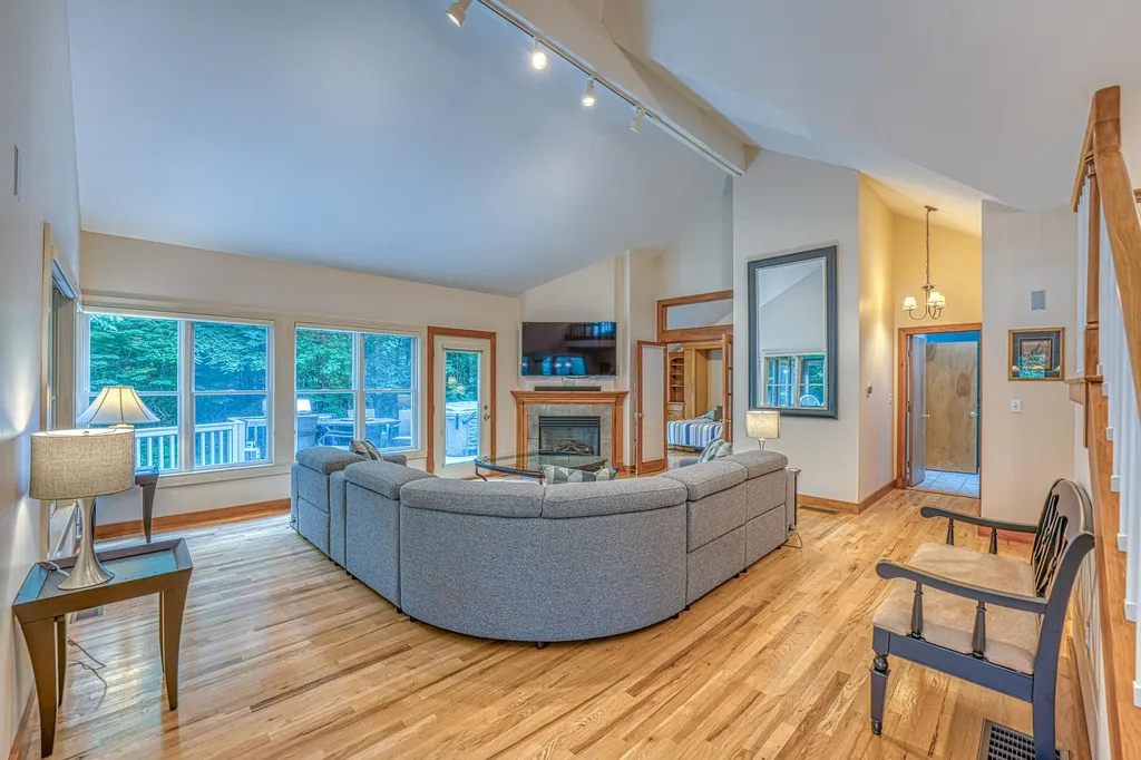39 Ledgewood Circle Hebron NH 03241