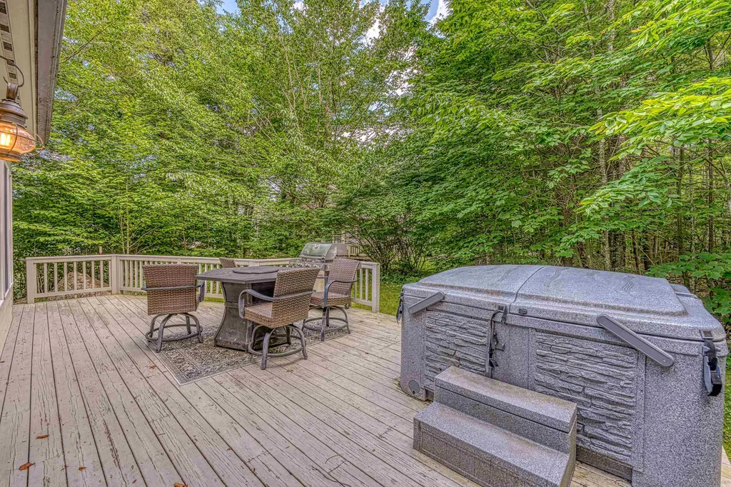 39 Ledgewood Circle Hebron NH 03241