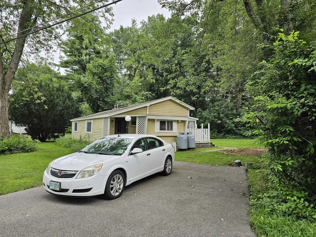 17 Brenda Street Nashua NH 03062