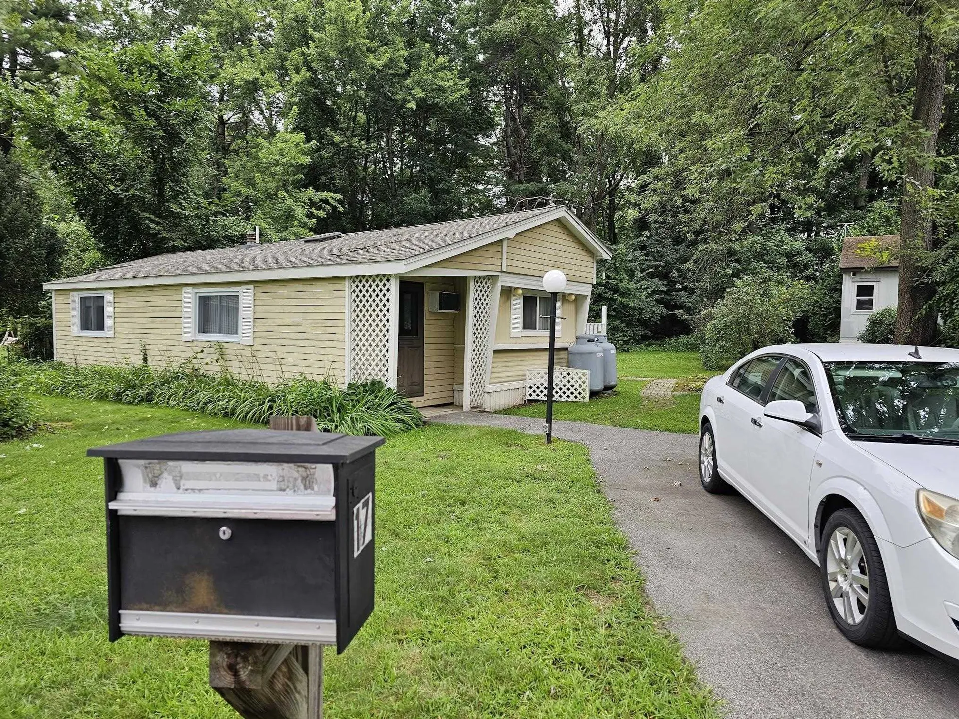 17 Brenda Street Nashua NH 03062