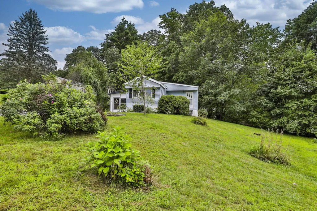 15 Greatstone Drive Nashua NH 03063