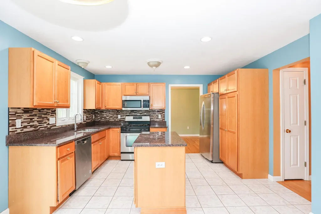 28 Majestic Avenue Nashua NH 03063