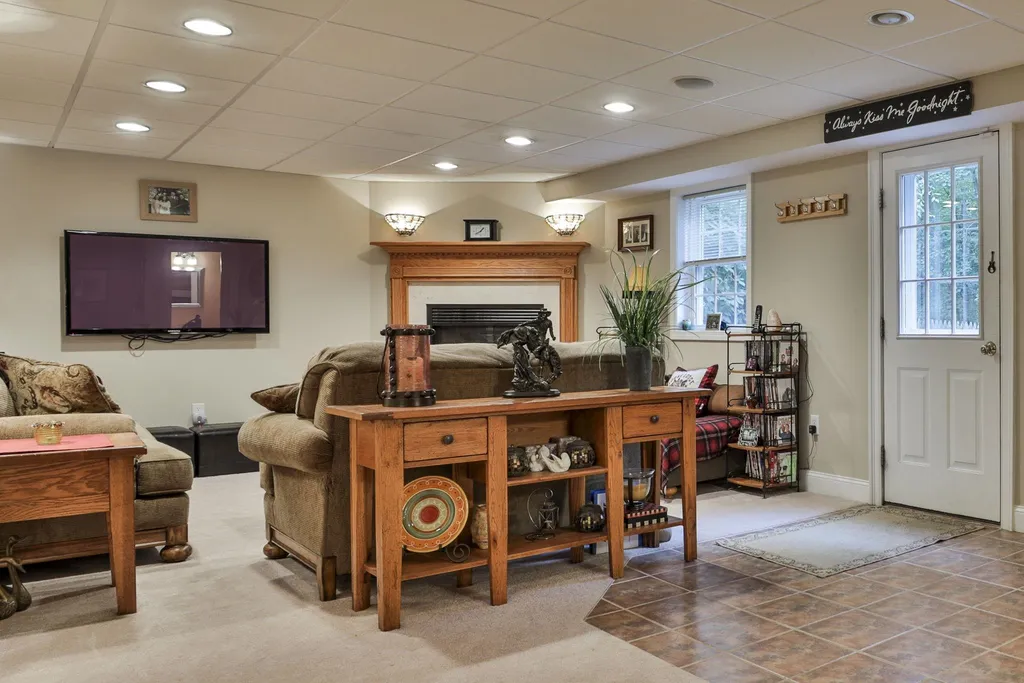 19 Sheas Drive Auburn NH 03032